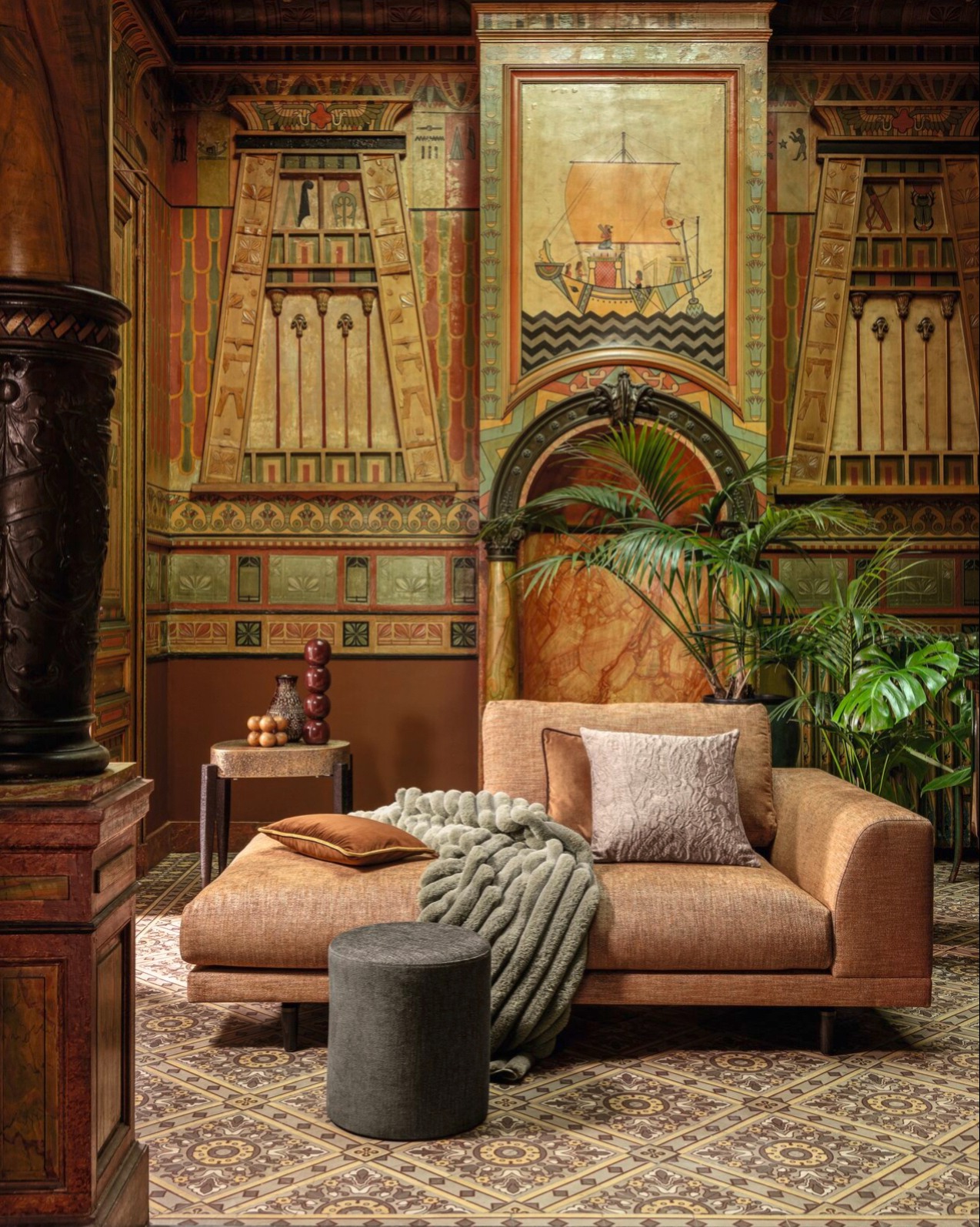 Inspiriert von einer Landschaft aus Weiß, Silber und Gold entsteht eine Kollektion, die Eure Räume mit sanfter Strahlkraft und zeitloser Schönheit erfüllt. Die Stoffe entfalten bei Euch eine Atmosphäre voller Ruhe und Eleganz.